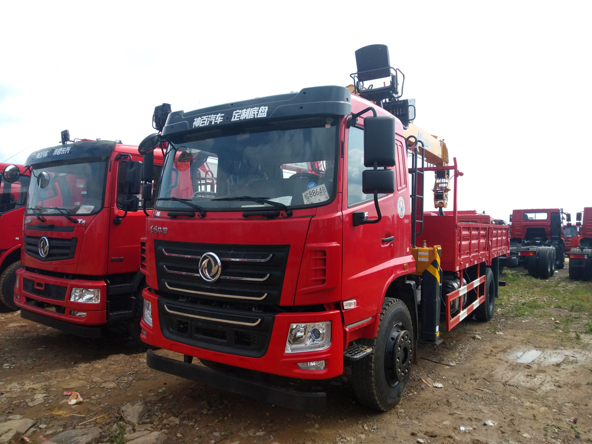 東風華神F5排半上裝徐工8噸直臂式吊機