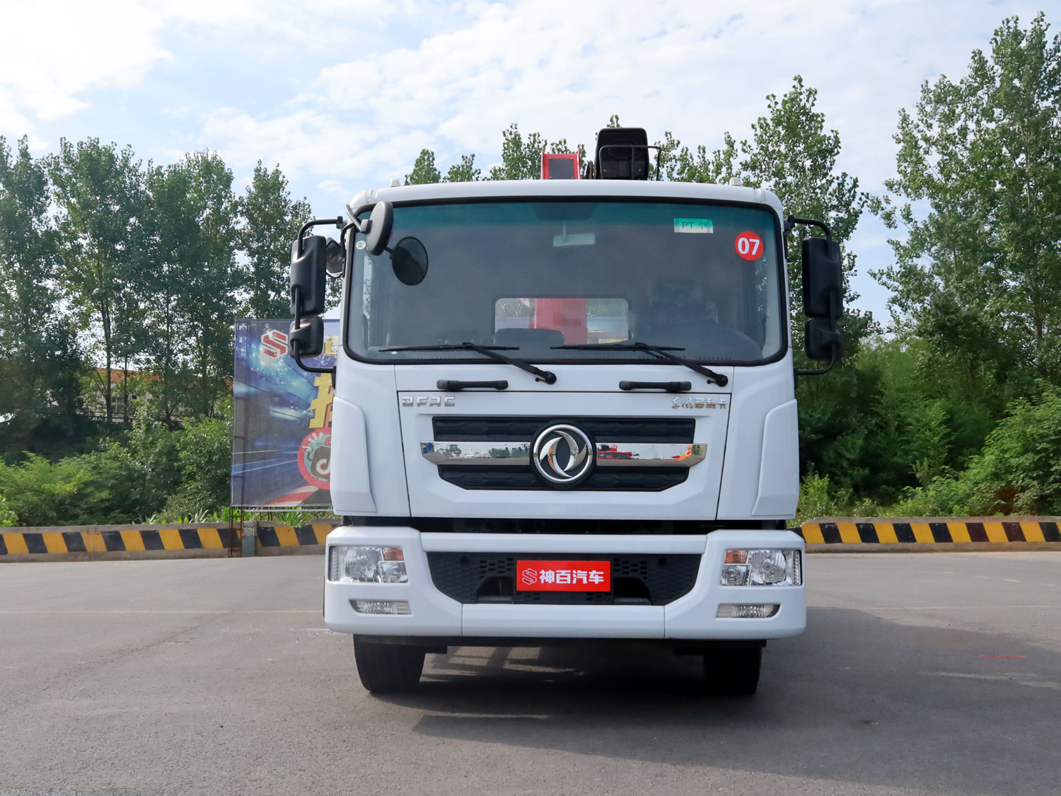 東風多利卡D9排半駕駛室單橋上裝長興8噸直臂式吊機